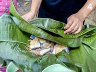 Membalut campuran ikan dan bahan tumis untuk dimasak di luar rumah Membalut campuran ikan dan bahan tumis untuk dimasak di luar rumah