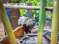 Bungkusan diletakkan di tepi bara api Bungkusan diletakkan di tepi bara api