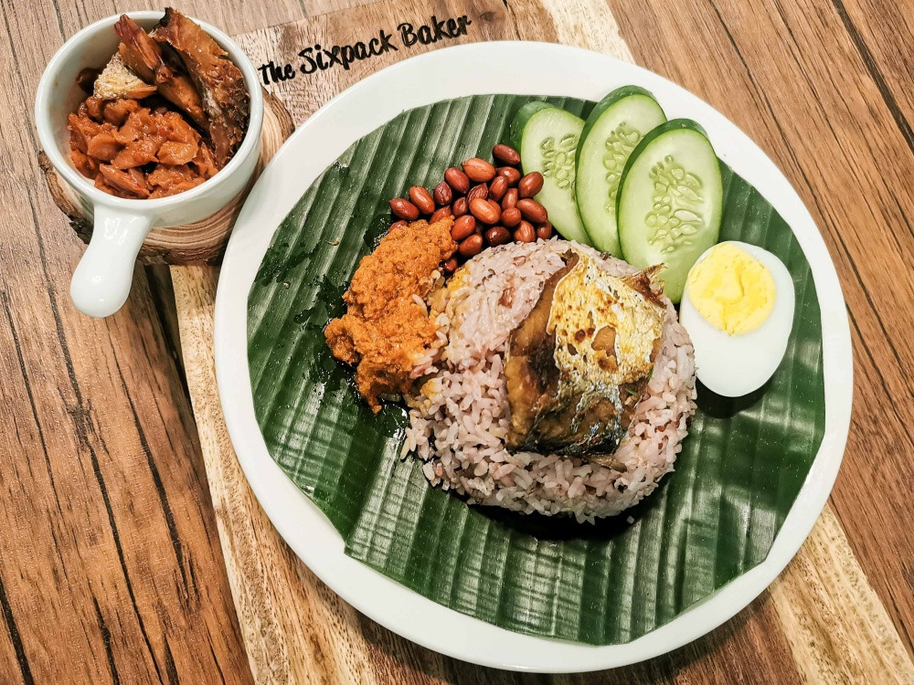 Nasi lemak gaya Sabah dengan kinoing atau ikan masin, sambal takob akob, dan lauk nasi lemak biasa. Gambar ihsan: The Sixpack Baker