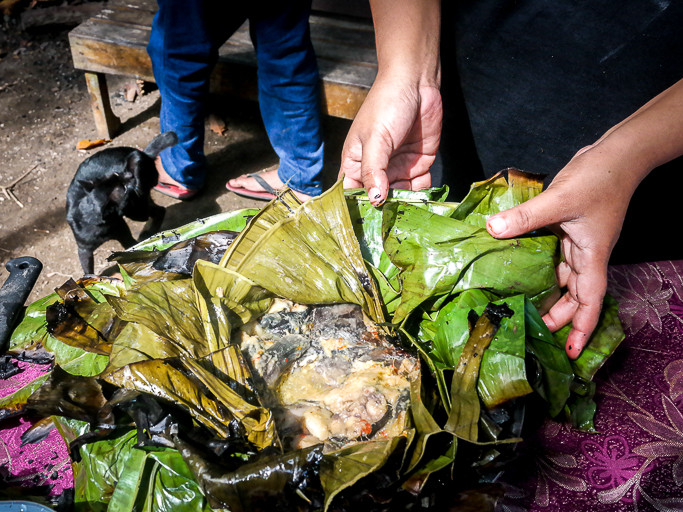 Membuka bungkusan paeh ikan keli.