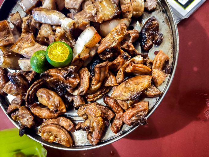 Rumah Asap moden di Bintulu menyediakan daging barbeku atas gril dan claypot yang dipenuhi arang panas. Gambar ihsan: Maynard Keyne Langet 