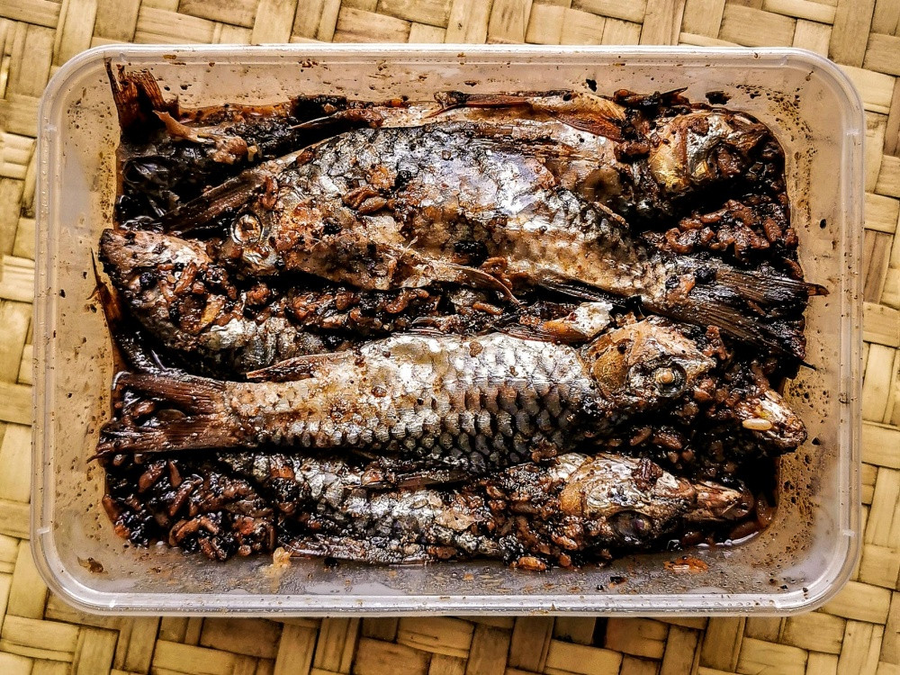 Bosou sejenis jeruk ikan. Apa-apa jenis ikan boleh digunakan asalkan betul-betul segar. Ikan mentah ini dilumur dengan garam kemudian disimpan di dalam bekas kedap udara untuk 1-2 minggu. Pison juga menggunakan pangi atau buah keluak sebagai ramuan tambahan bosounya. Anda boleh menikmati bosou dengan nasi putih, atau ditumis dengan cili putih dan limau. Gambar ihsan: Pison Jaujip