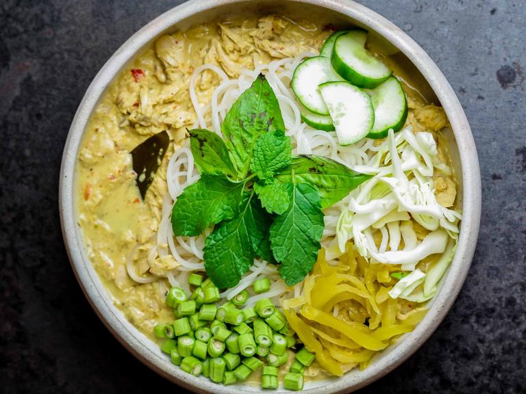 Khanom jeen nam ya / Southern Thai fish curry with noodles: Creamy Thai ...
